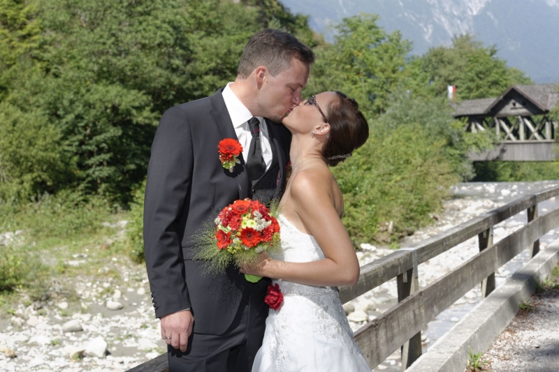 Hochzeitsfoto am Flußbett © Werner Blauhorn