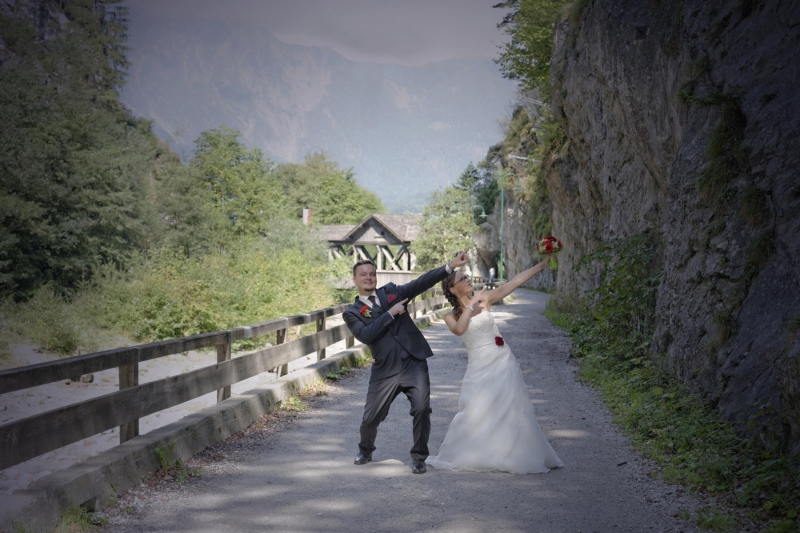 Hochzeitfoto: Brautpaar auf Wanderweg © Werner Blauhorn