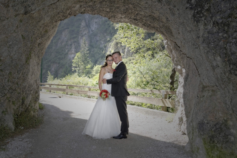 Hochzeitfoto: Brautpaar im Felsdurchgang © Werner Blauhorn
